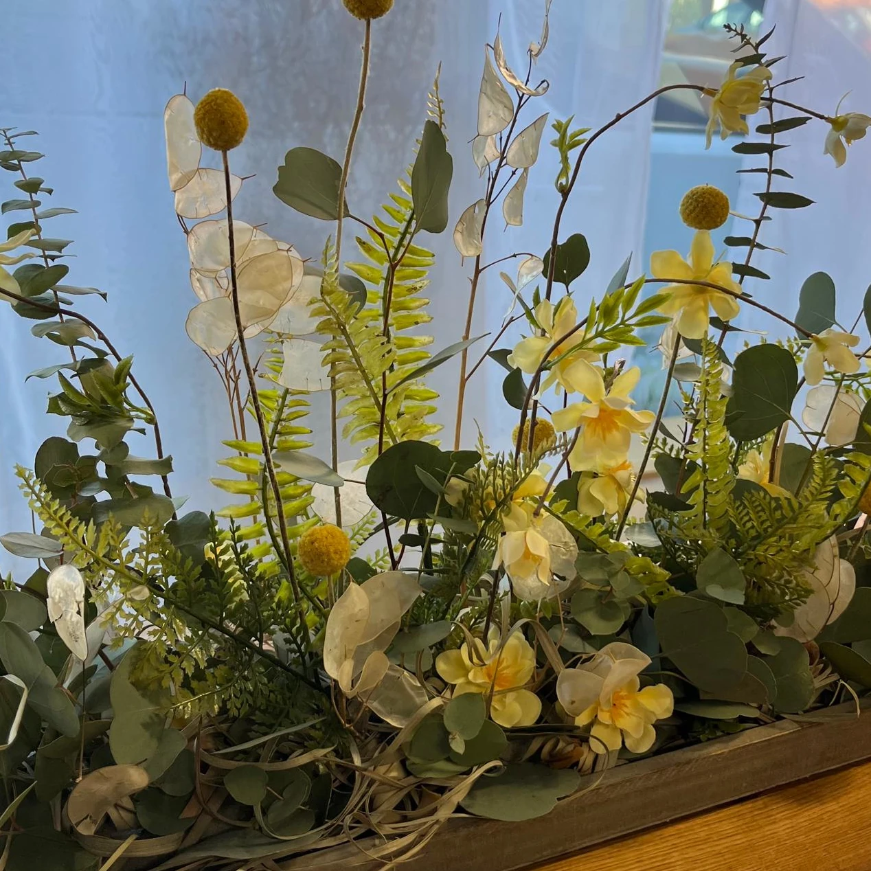 Trockenblumen auf Holzbrett